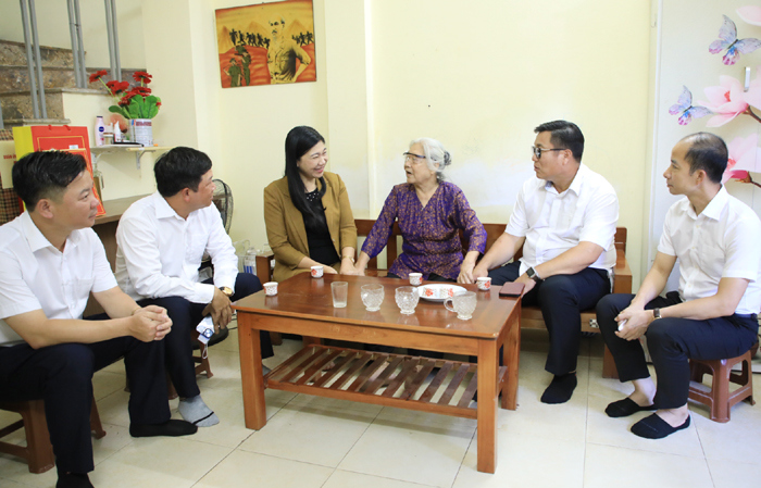 Chủ tịch Ủy ban MTTQ Việt Nam TP H&agrave; Nội Nguyễn Lan Hương thăm, tặng qu&agrave; mẹ liệt sỹ T&ocirc; Thị Sơn