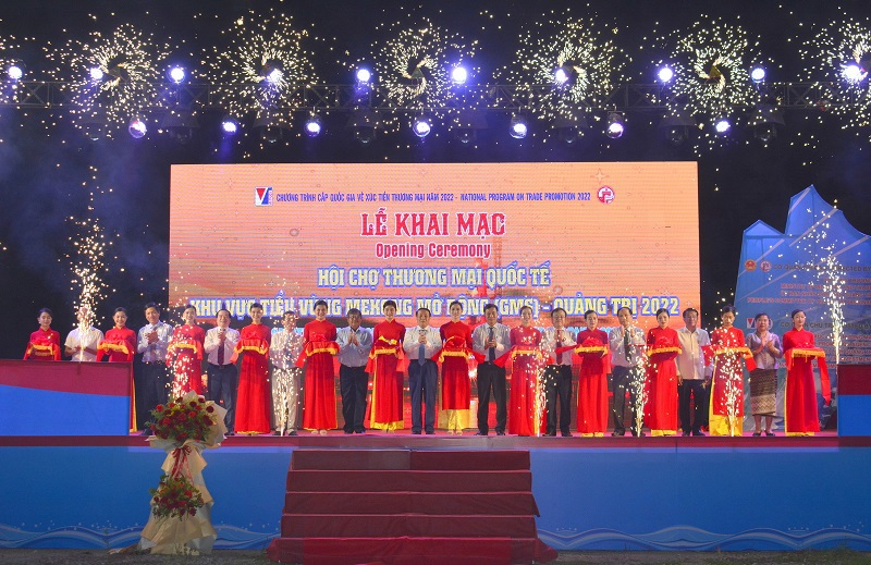 C&aacute;c đại biểu cắt băng kh&aacute;nh th&agrave;nh khai mạc Hội chợ Thương mại quốc tế khu vực Tiểu v&ugrave;ng Mekong mở rộng (GMS) - Quảng Trị 2022.