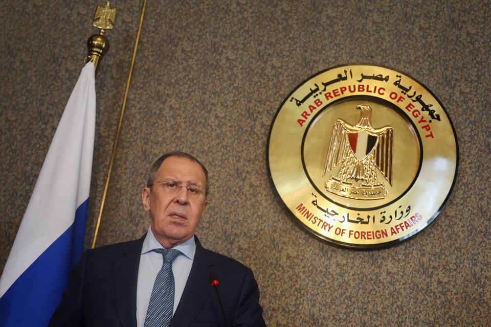Ngoại trưởng Nga Sergey Lavrov họp b&aacute;o với Ngoại trưởng Ai Cập Sameh Shoukry ở Cairo h&ocirc;m 24/7. Ảnh: Reuters
