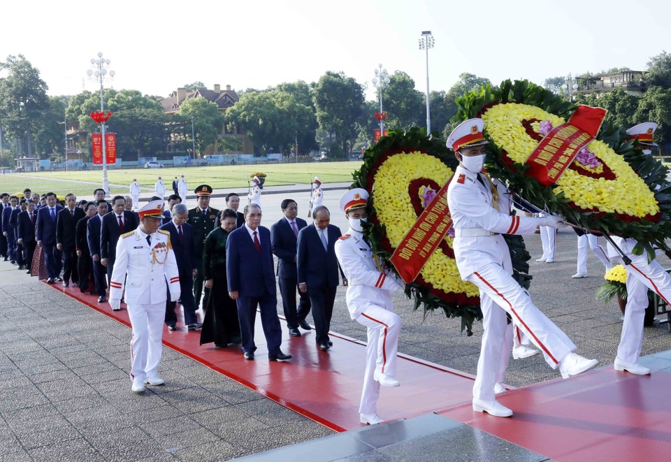 L&atilde;nh đạo Đảng, Nh&agrave; nước, TP H&agrave; Nội đặt v&ograve;ng hoa v&agrave; v&agrave;o Lăng viếng Chủ tịch Hồ Ch&iacute; Minh. (Ảnh: An Đăng/TTXVN)