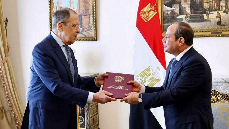 Ngoại trưởng Nga Lavrov trong cuộc gặp với Tổng thống Ai Cập Abdel Fattah al-Sisi tại Cairo. Nguồn: DPA. &nbsp;