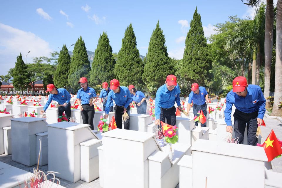 Tuổi trẻ Ho&agrave;ng Mai thắp hương tại Nghĩa trang liệt sĩ Vị Xuy&ecirc;n - H&agrave; Giang. Ảnh HM