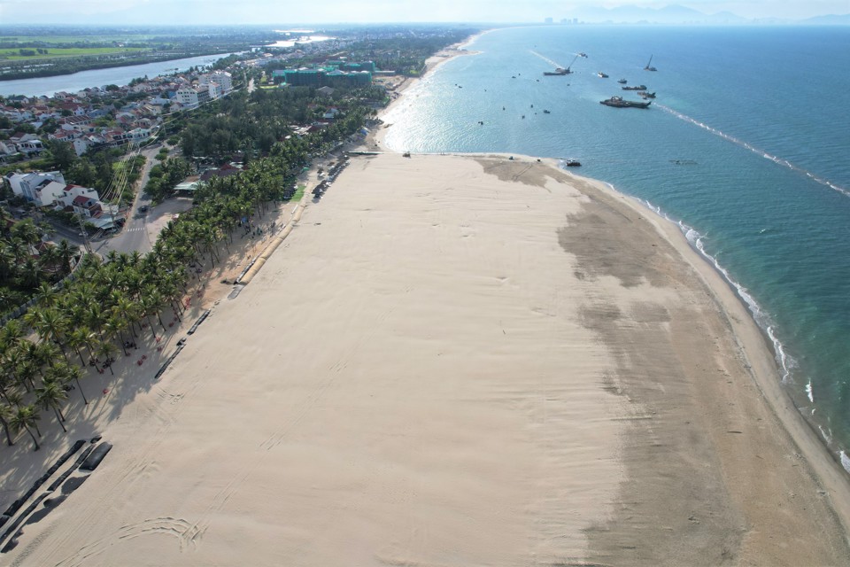 &Ocirc;ng Nguyễn Ngọc T&acirc;n - Ph&oacute; Gi&aacute;m đốc Ban quản l&yacute; dự &aacute;n đầu tư x&acirc;y dựng c&aacute;c c&ocirc;ng tr&igrave;nh n&ocirc;ng nghiệp v&agrave; ph&aacute;t triển n&ocirc;ng th&ocirc;n Quảng Nam cho biết, mục ti&ecirc;u của dự &aacute;n l&agrave; ph&ograve;ng chống x&oacute;i lở bờ biển, t&aacute;i tạo b&atilde;i biển, từng bước ho&agrave;n thiện hệ thống c&ocirc;ng tr&igrave;nh ph&ograve;ng chống sạt lở bờ biển Cửa Đại, g&oacute;p phần giảm nhẹ thiệt hại do thi&ecirc;n tai, biến đổi kh&iacute; hậu g&acirc;y ra, tạo động lực phục hồi v&agrave; ph&aacute;t triển kinh tế - x&atilde; hội. Ngo&agrave;i ra, đơn vị đang đ&agrave;m ph&aacute;n với Cơ quan ph&aacute;t triển Ph&aacute;p (AFD) t&agrave;i trợ dự &aacute;n t&aacute;i tạo b&atilde;i biển Cửa Đại k&eacute;o d&agrave;i hơn 3.000m, tổng vốn 42 triệu Euro.