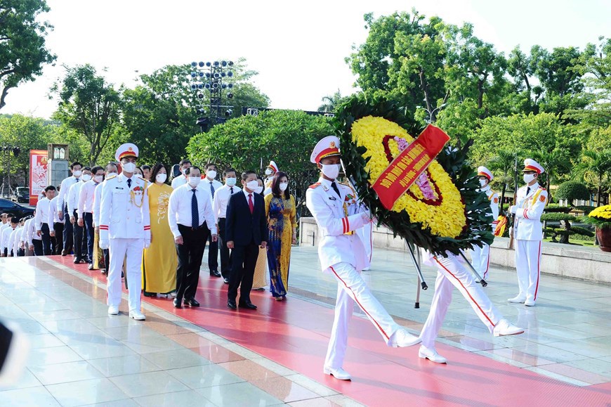 Đo&agrave;n Bộ Lao động-Thương binh v&agrave; X&atilde; hội đặt v&ograve;ng hoa tại Đ&agrave;i tưởng niệm c&aacute;c Anh h&ugrave;ng, Liệt sỹ.