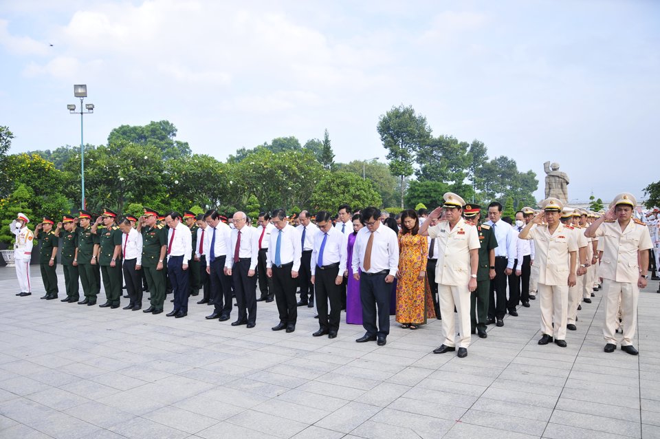 Đo&agrave;n đại biểu TP Hồ Ch&iacute; Minh; Đo&agrave;n đại biểu Qu&acirc;n khu 7 c&ugrave;ng c&aacute;c ban ng&agrave;nh, đo&agrave;n thể d&agrave;nh một ph&uacute;t mặc niệm tưởng nhớ c&ocirc;ng ơn c&aacute;c anh h&ugrave;ng, liệt sỹ.