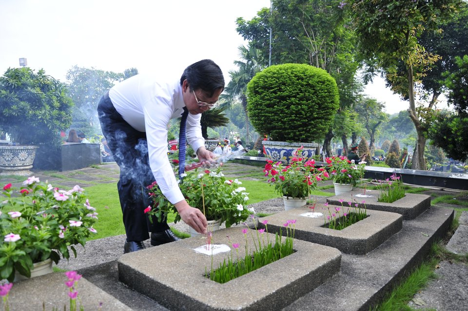 Chủ tịch UBND TP Hồ Ch&iacute; Minh Phan Văn M&atilde;i thắp hương tại Nghĩa trang liệt sĩ TP&nbsp;Hồ Ch&iacute; Minh.