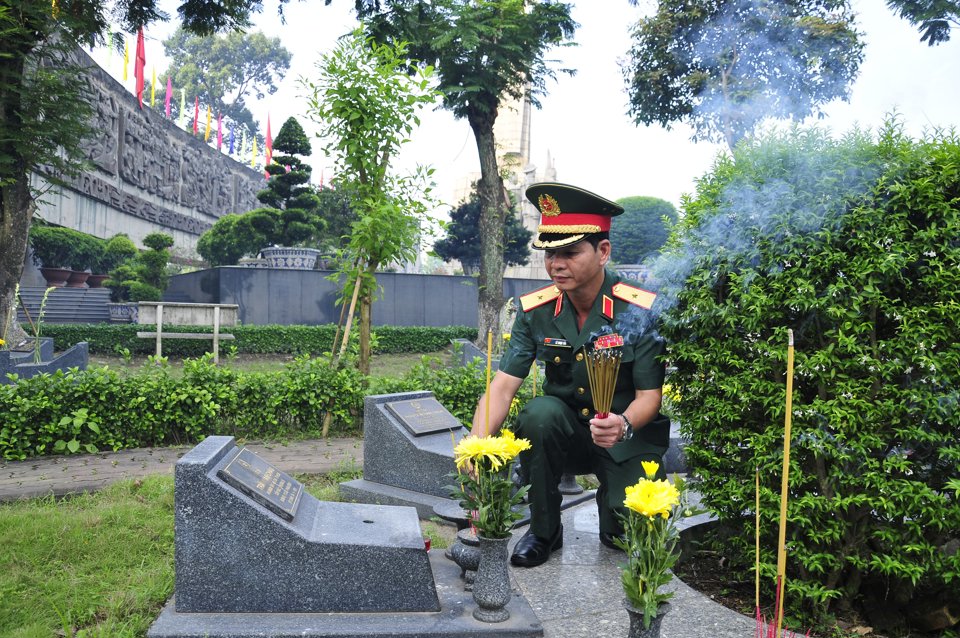 Thiếu tướng L&ecirc; Ngọc Hải - Ph&oacute; Tư lệnh Bộ Tư lệnh TP Hồ Ch&iacute; Minh thắp hương tại Nghĩa trang liệt sĩ TP&nbsp;Hồ Ch&iacute; Minh.