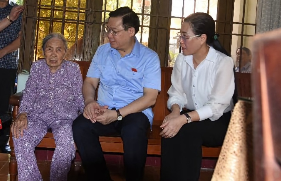 Chủ tịch Quốc hội Vương Đình Huệ thăm gia đình chính sách tại Quảng Ngãi - Ảnh 1