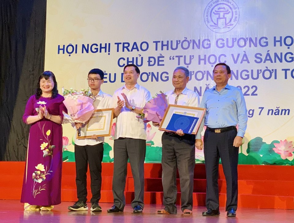 &Ocirc;ng Nguyễn Huy Kỳ (thứ hai từ phải sang) nhận khen thưởng của Hội Khuyến học TP H&agrave; Nội về tinh thần học tập suốt đời (Ảnh: Nam Du)