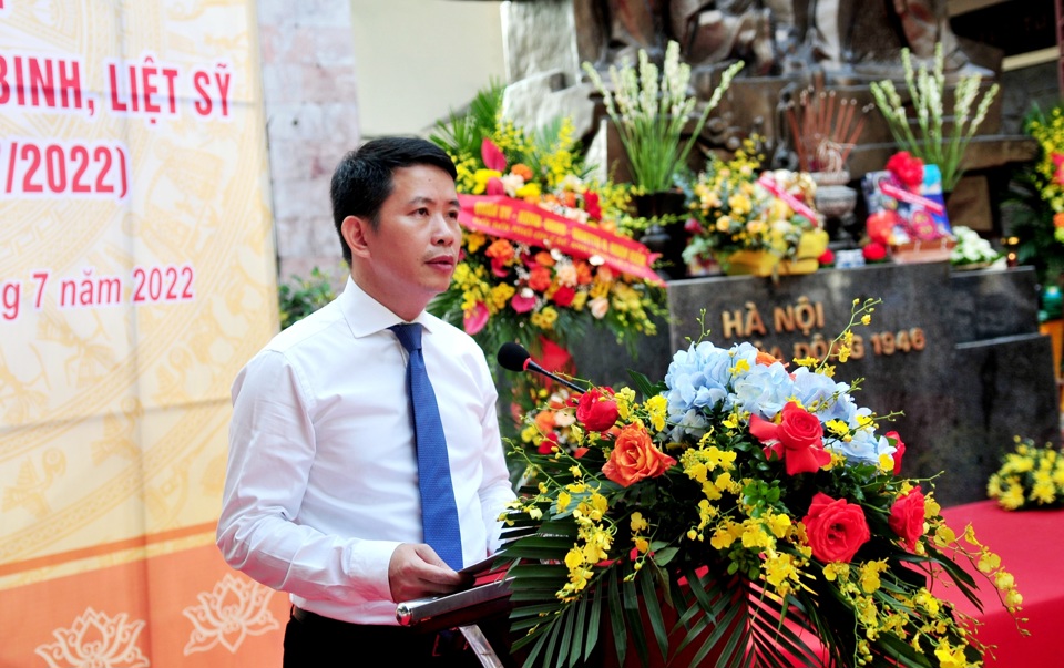 Ph&oacute; B&iacute; thư Quận ủy, Chủ tịch UBND quận Phạm Tuấn Long đọc diễn văn kỷ niệm