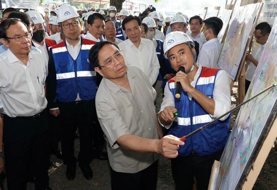 Thủ tướng Phạm Minh Ch&iacute;nh kiểm tra ga Bến Th&agrave;nh s&aacute;ng nay 27/7- Ảnh: Thiện An&nbsp;