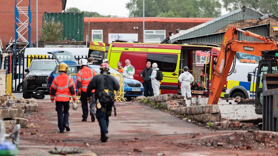 Cảnh s&aacute;t v&agrave; đội cứu hỏa c&oacute; mặt tại hiện trường vụ ch&aacute;y. Ảnh: Manchester Evening News