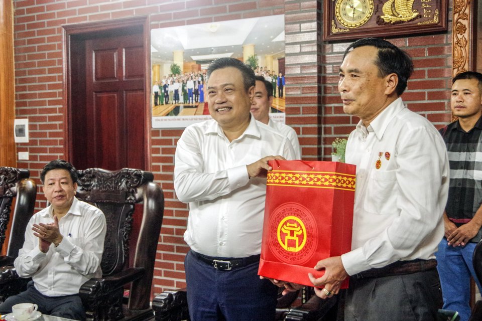 Chủ tịch UBND TP Hà Nội Trần Sỹ Thanh tặng quà cựu binh Nguyễn Xuân Trường (xã Ngọc Hồi, huyện Thanh Trì, Hà Nội).
