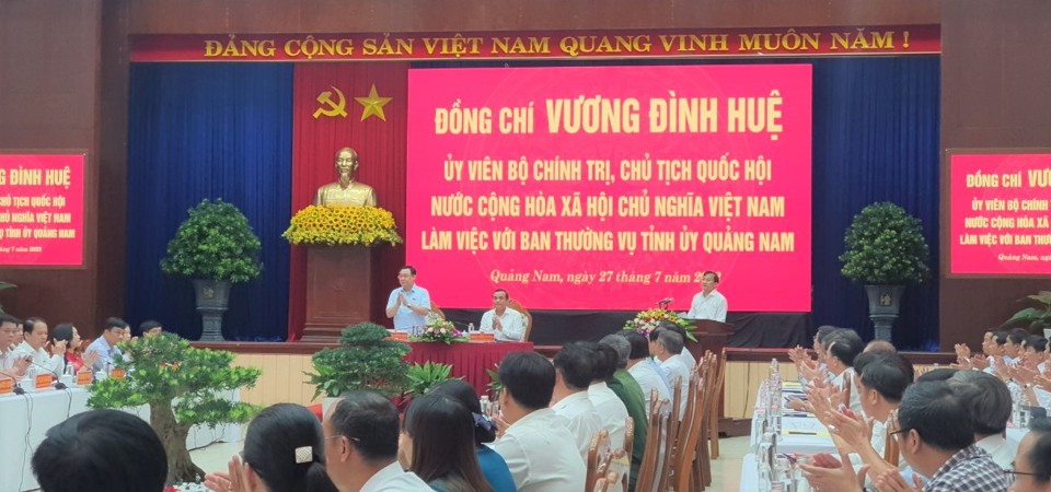 Chủ tịch Quốc hội Vương Đ&igrave;nh Huệ c&ugrave;ng đo&agrave;n c&ocirc;ng t&aacute;c của Quốc hội l&agrave;m việc với Tỉnh ủy Quảng Nam.