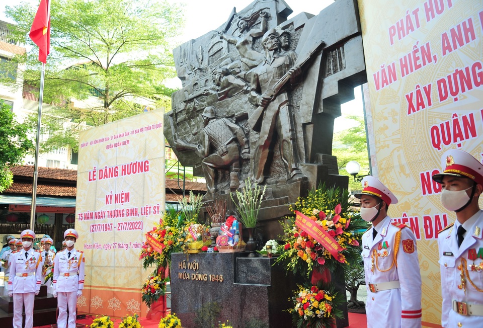Quận Hoàn Kiếm: Lễ dâng hương kỷ niệm 75 năm Ngày thương binh liệt sỹ - Ảnh 2