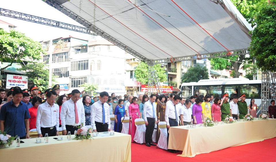 C&aacute;c đại biểu d&acirc;ng hương, d&agrave;nh ph&uacute;t mặc niệm&nbsp;tưởng niệm c&aacute;c anh h&ugrave;ng liệt sĩ đ&atilde; hy sinh v&igrave; sự nghiệp c&aacute;ch mạng, giải ph&oacute;ng d&acirc;n tộc