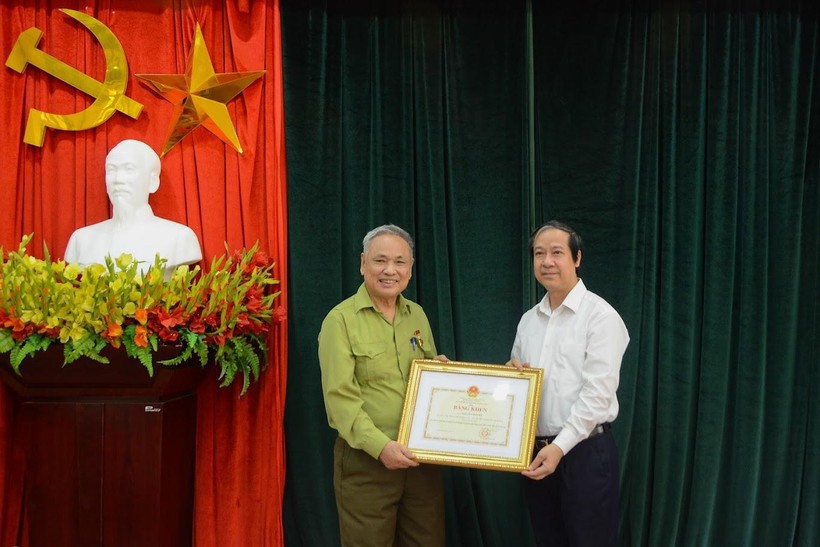 Bộ trưởng Nguyễn Kim Sơn tặng Bằng khen cho ông Nguyễn Huy Kỳ (Ảnh: Thế Đại)