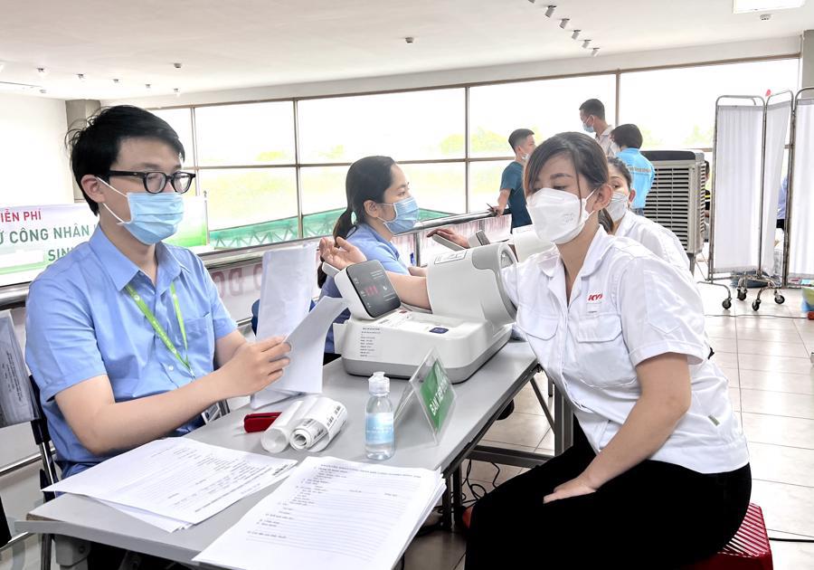 Trong“Tháng Công nhân” năm 2022, người lao động tại Khu công nghiệp Bắc Thăng Long được khám sức khỏe miễn phí. Ảnh: Việt An