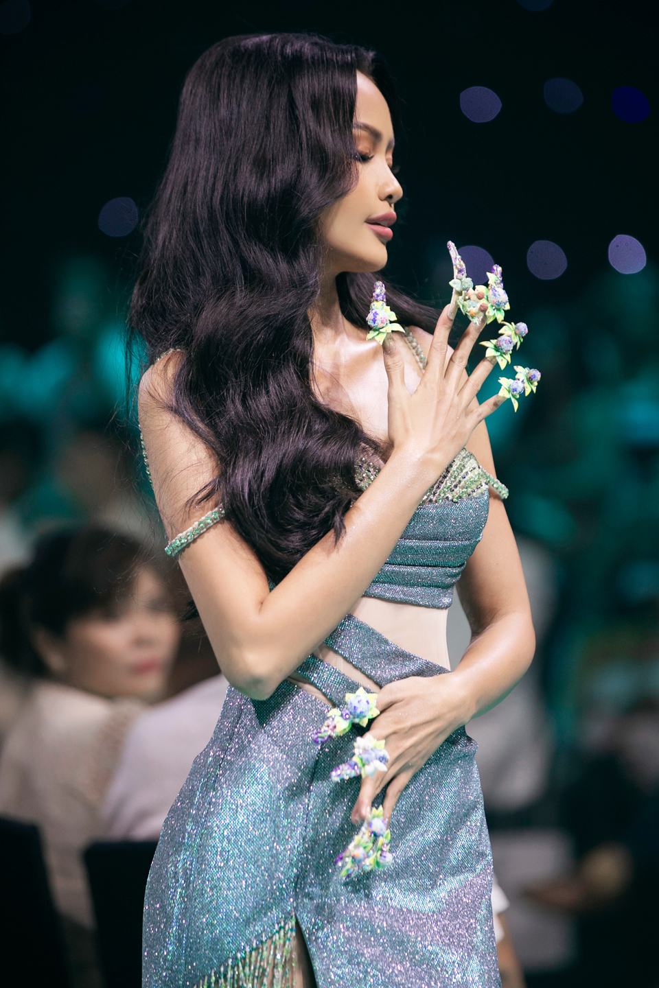 Hoa hậu Ngọc Châu mặc váy cưới nặng 20kg, đọ sắc Võ Hoàng Yến - Ảnh 4