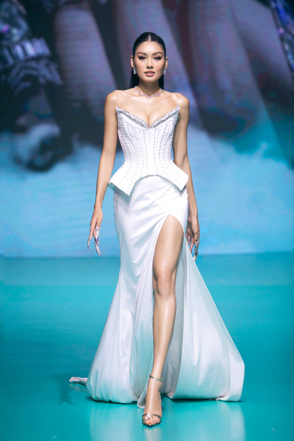 Hoa hậu Ngọc Châu mặc váy cưới nặng 20kg, đọ sắc Võ Hoàng Yến - Ảnh 5
