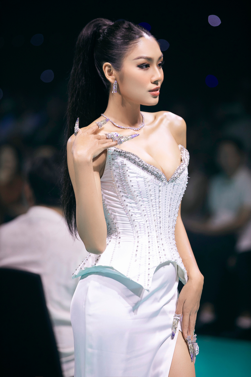 Hoa hậu Ngọc Châu mặc váy cưới nặng 20kg, đọ sắc Võ Hoàng Yến - Ảnh 6