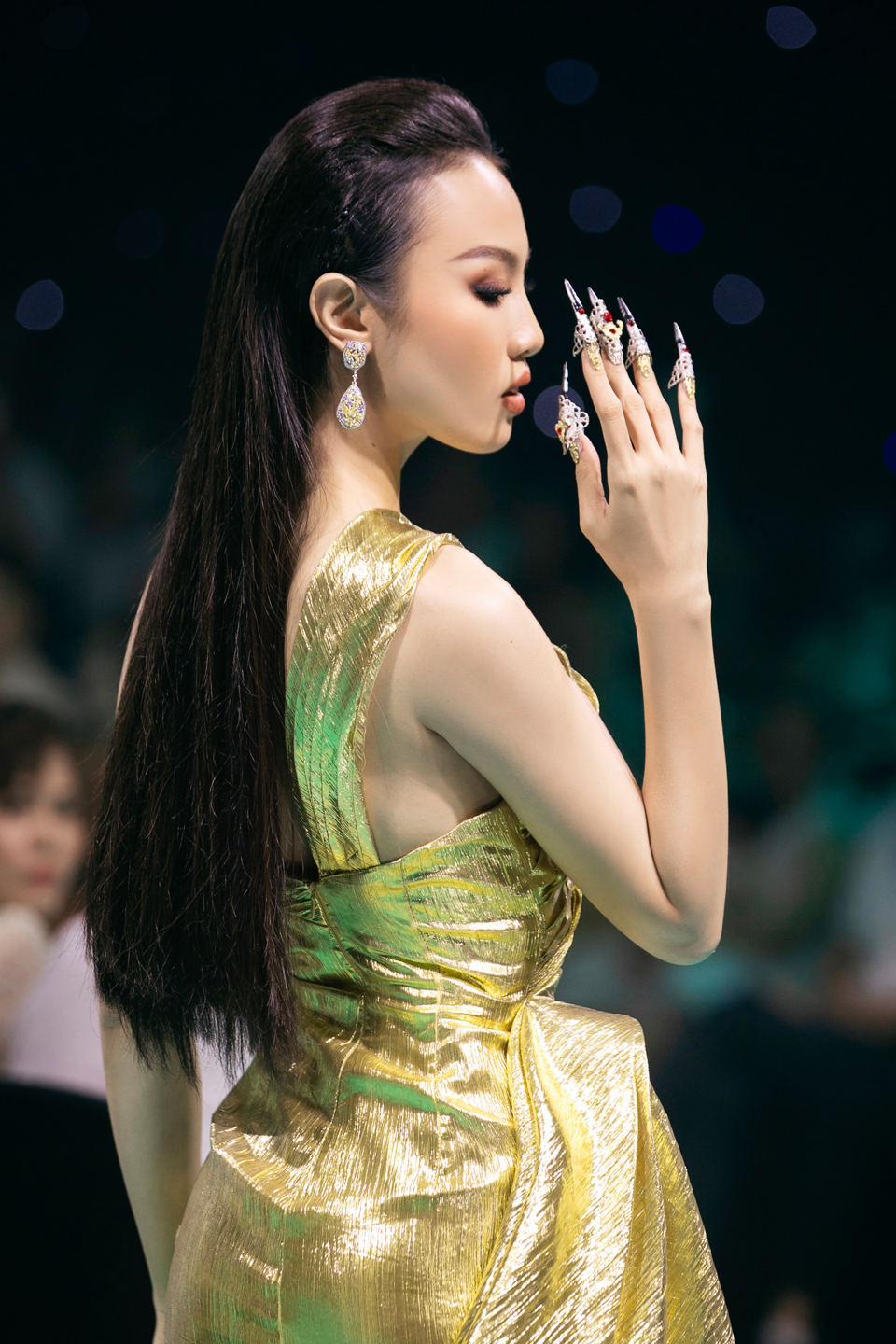 Hoa hậu Ngọc Châu mặc váy cưới nặng 20kg, đọ sắc Võ Hoàng Yến - Ảnh 8