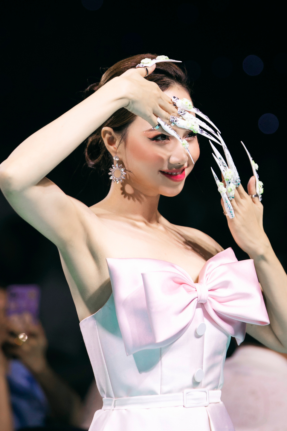 Hoa hậu Ngọc Châu mặc váy cưới nặng 20kg, đọ sắc Võ Hoàng Yến - Ảnh 14