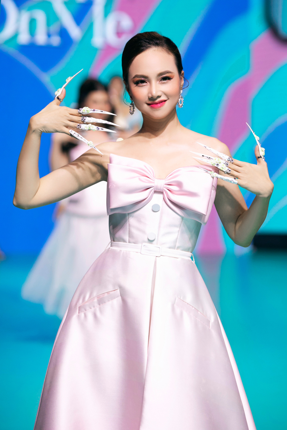 Hoa hậu Ngọc Châu mặc váy cưới nặng 20kg, đọ sắc Võ Hoàng Yến - Ảnh 13
