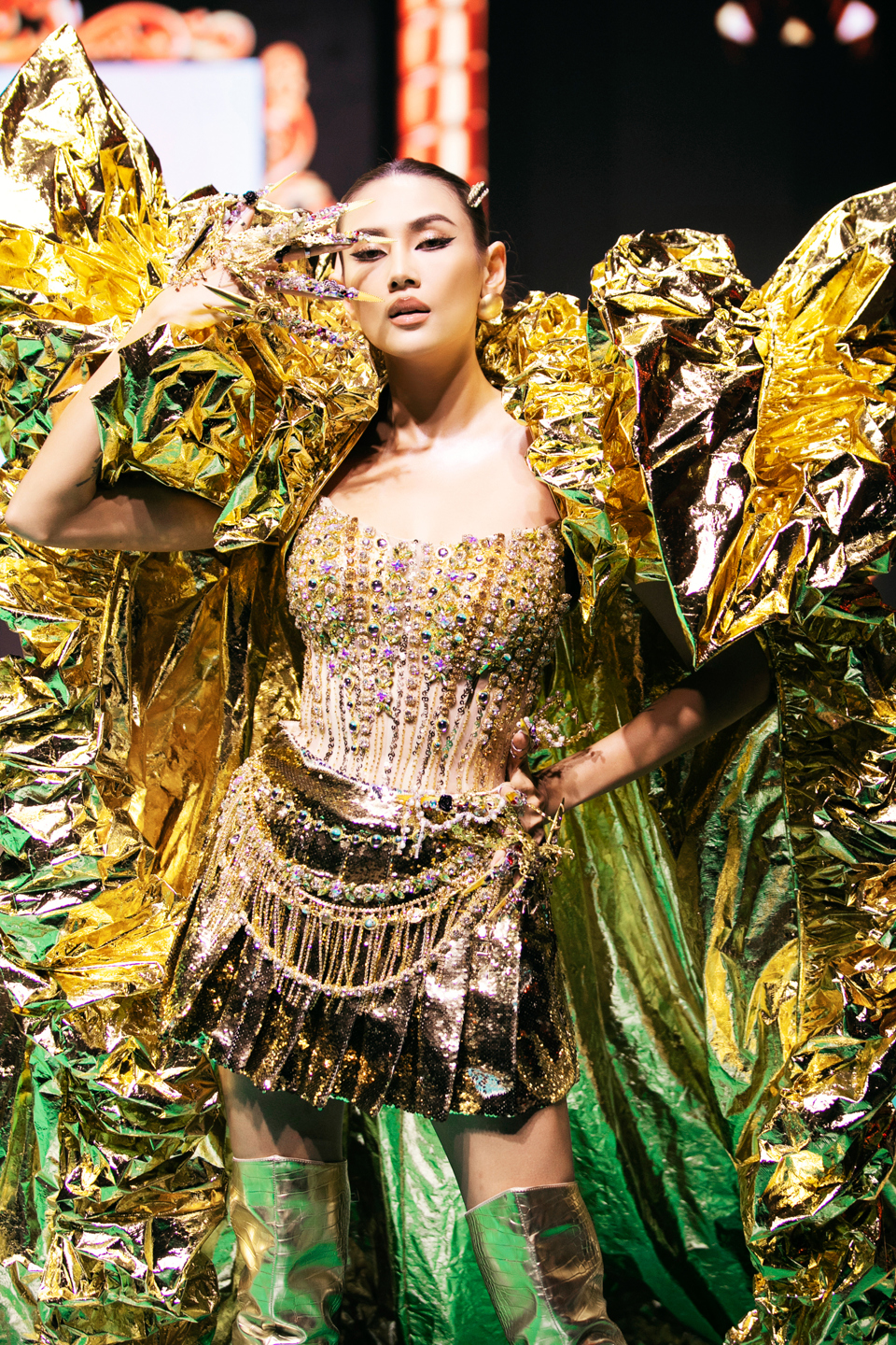 Hoa hậu Ngọc Châu mặc váy cưới nặng 20kg, đọ sắc Võ Hoàng Yến - Ảnh 17