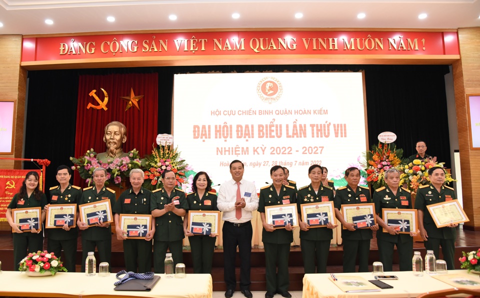 Ph&oacute; B&iacute; thư Thường trực Quận ủy Ho&agrave;n Kiếm Đinh Hồng Phong tặng&nbsp; qu&agrave; kỷ niệm c&aacute;c đồng ch&iacute; kh&ocirc;ng tham gia v&agrave;o Ban Chấp h&agrave;nh kh&oacute;a tới