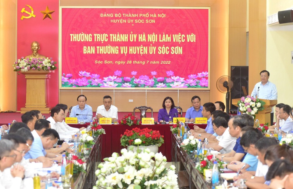 Bí thư Thành ủy Đinh Tiến Dũng phát biểu tại buổi làm việc với Ban Thường vụ huyện ủy Sóc Sơn. Ảnh: Thanh Hải