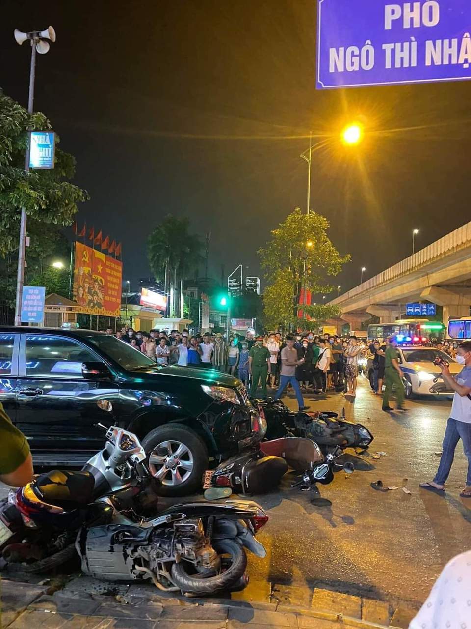 Hiện trường vụ xe ô tô "điên" lao vào hàng chục xe máy ở Hà Đông - Ảnh 6