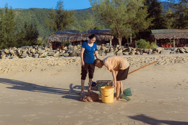 Ngư d&acirc;n L&ecirc; Thanh Tịnh (tr&uacute; th&ocirc;n 19/5, x&atilde; Quảng Đ&ocirc;ng) cho biết: Những ng&agrave;y n&agrave;y, v&agrave;o khoảng 4 giờ s&aacute;ng, b&agrave; con ngư d&acirc;n đ&atilde; lại kh&aacute;o nhau ra biển để bắt ruốc. Một phần được chế biến th&agrave;nh m&oacute;n ăn, nếu được nhiều sẽ mang b&aacute;n để cải thiện kinh tế cho gia đ&igrave;nh. May mắn, gặp đ&uacute;ng luồng ruốc c&oacute; thể x&uacute;c được 200 - 300kg &nbsp;ruốc, nhiều người thu về h&agrave;ng triệu đồng.