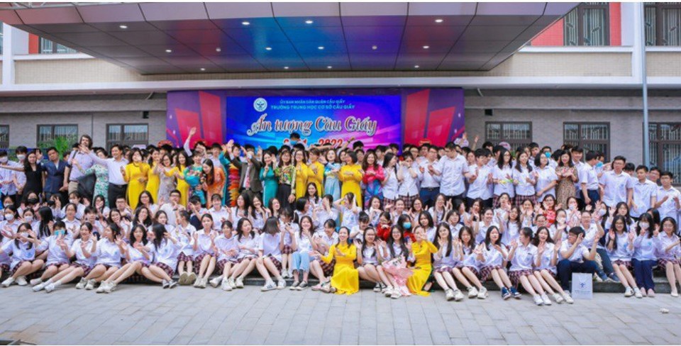 Học sinh khối 9 niên khóa 2018-2022 THCS Cầu Giấy trong buổi lễ tổng kết năm học
