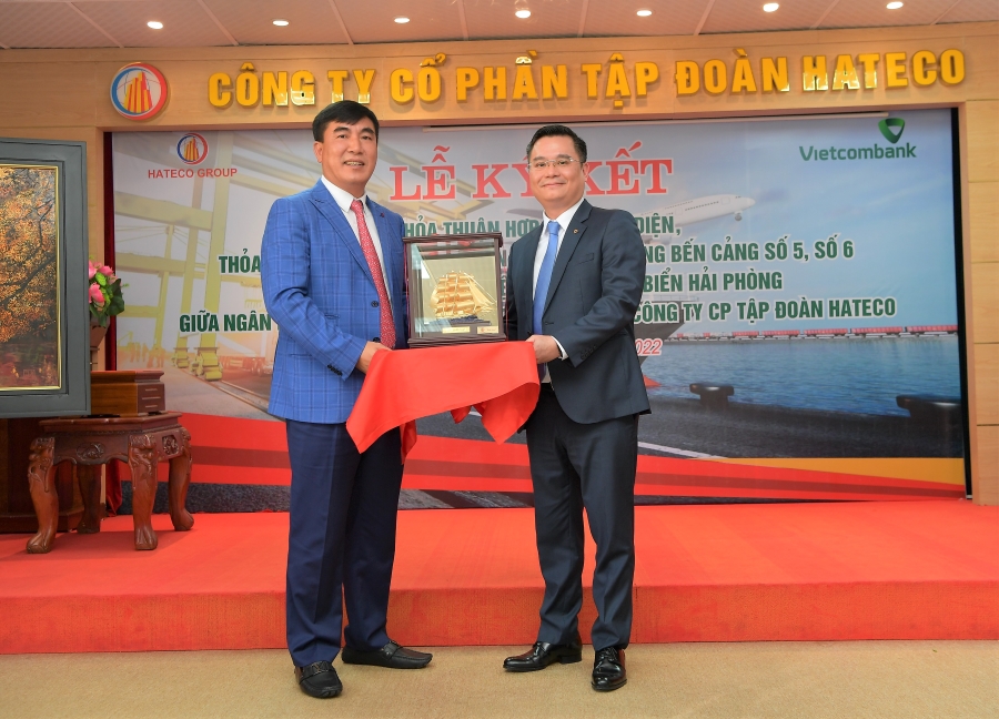 &Ocirc;ng Trần Văn Kỳ - Chủ tịch HĐQT Hateco Group (b&ecirc;n tr&aacute;i) tặng qu&agrave; lưu niệm cho &ocirc;ng Nguyễn Thanh T&ugrave;ng &ndash; Ph&oacute; Tổng gi&aacute;m đốc phụ tr&aacute;ch Ban Điều h&agrave;nh Vietcombank