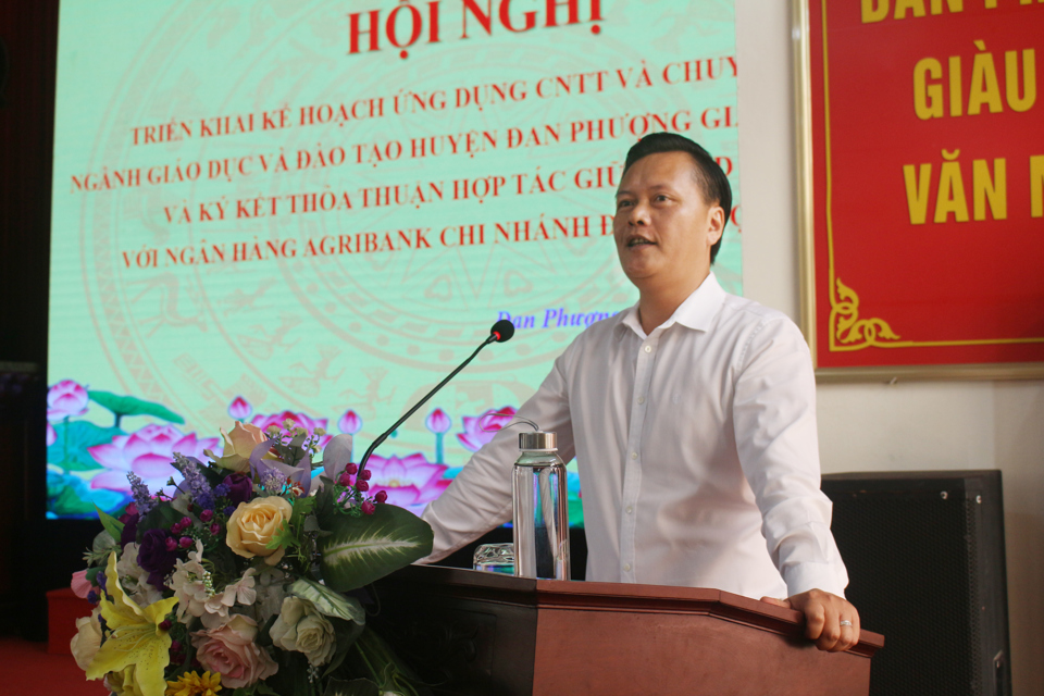 B&iacute; thư Huyện ủy Đan Phượng Trần Đức Hải ph&aacute;t biểu tại hội nghị.
