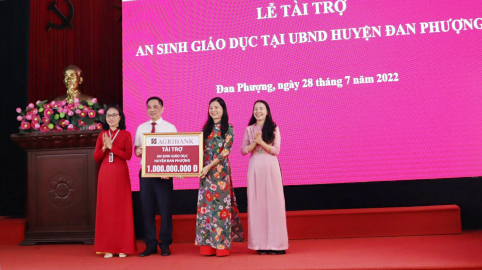 L&atilde;nh đạo Agribank Đan Phượng Chi nh&aacute;nh T&acirc;y Đ&ocirc; cũng trao t&agrave;i trợ an sinh gi&aacute;o dục cho huyện Đan Phượng với tổng số tiền 1 tỷ đồng.