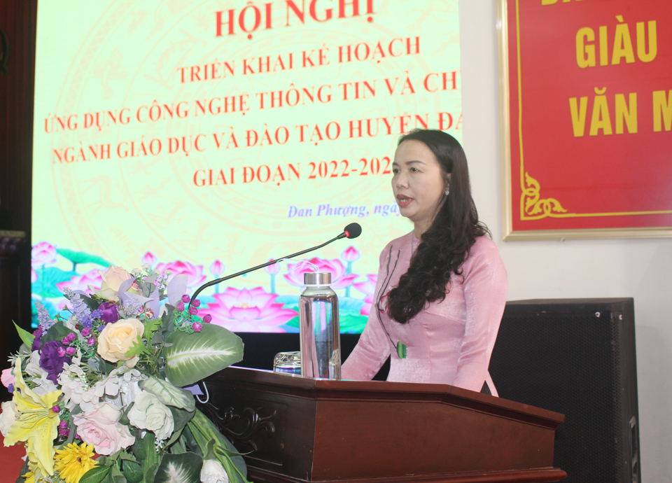 Trưởng ph&ograve;ng GD&amp;ĐT huyện Đan Phượng B&ugrave;i Thị Thu Hằng ph&aacute;t biểu tại hội nghị.