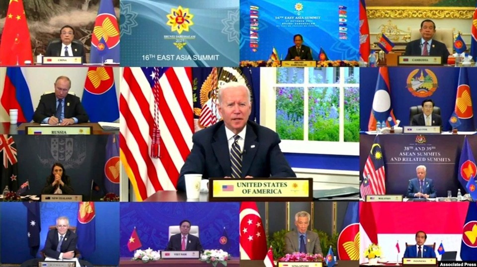 Tổng thống Mỹ Joe Biden (giữa) c&ocirc;ng bố &yacute; tưởng về IPEF tại Hội nghị thượng đỉnh Đ&ocirc;ng &Aacute; v&agrave;o th&aacute;ng 10/2021. Ảnh: AP