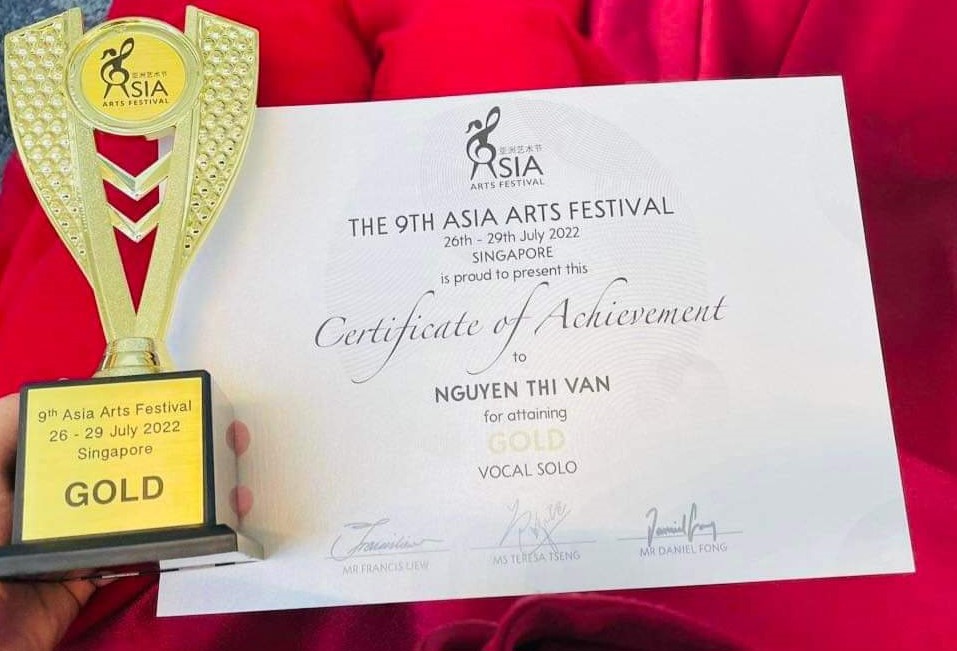 C&uacute;p v&agrave; giấy chứng nhận giải V&agrave;ng của cuộc thi Asia Arts Festival 2022 lần thứ 9 d&agrave;nh cho Th&ugrave;y Văn.