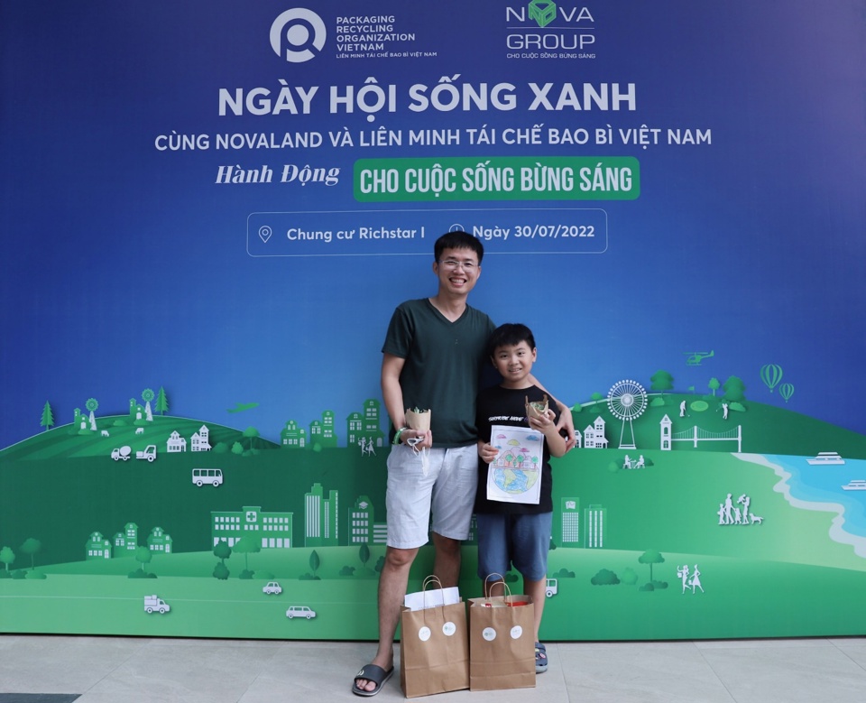 Anh T&uacute; c&ugrave;ng con trai h&agrave;o hứng nhận những phần qu&agrave; &yacute; nghĩa sau khi tham gia c&aacute;c hoạt động tại chương tr&igrave;nh