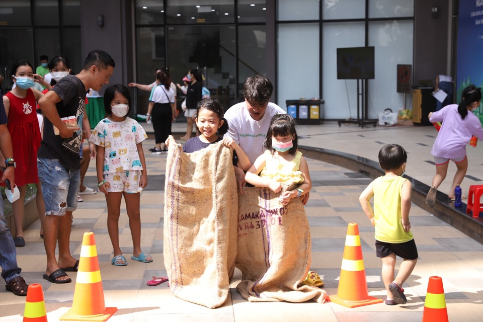 Nhiều em nhỏ h&agrave;o hứng tham gia tr&ograve; chơi vận động: vượt chướng ngại vật thảy chai lọ v&agrave;o rổ