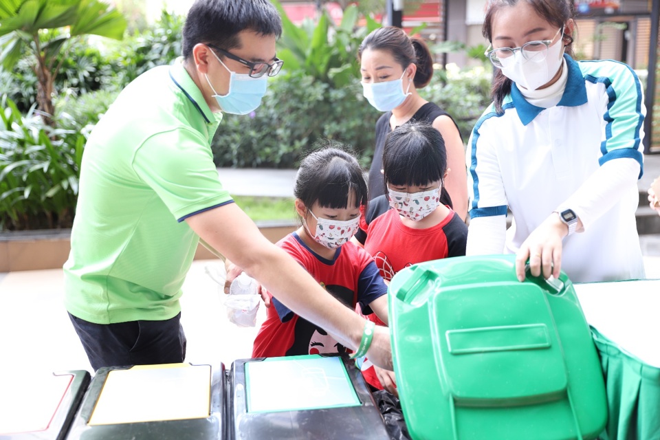 B&eacute; Thi&ecirc;n An tự tay mang chai lọ nhựa tới chương tr&igrave;nh đểhọc c&aacute;ch ph&acirc;n loại r&aacute;c