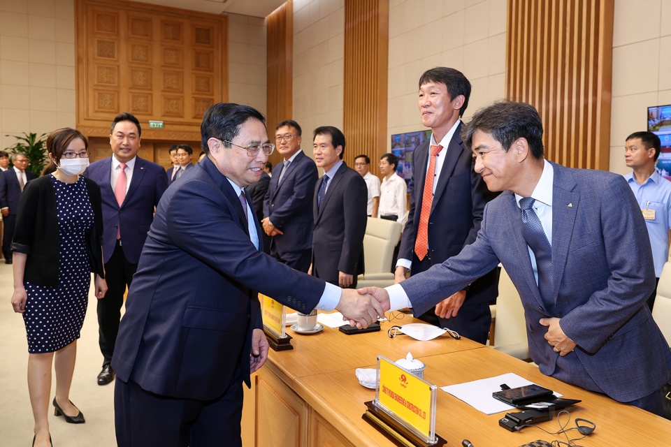 Thủ tướng v&agrave; c&aacute;c đại biểu tại cuộc gặp - Ảnh: VGP/Nhật Bắc