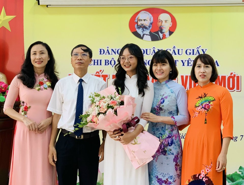 Đại diện Chi bộ trường THPT Yên Hòa chụp hình lưu niệm cùng Đảng viên trẻ Võ Thị Hoàng An