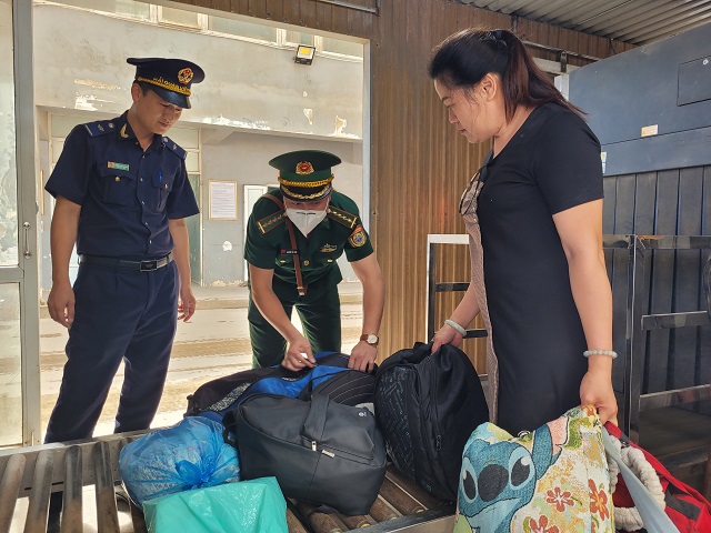 Lực lượng bộ đội bi&ecirc;n ph&ograve;ng, hải quan kiểm so&aacute;t người, phương tiện, h&agrave;ng h&oacute;a qua Cửa khẩu Quốc tế Cầu Treo