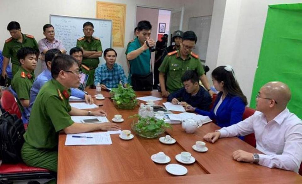 Nguyễn Th&aacute;i Luyện (ngo&agrave;i c&ugrave;ng b&ecirc;n phải) c&ugrave;ng em trai Nguyễn Th&aacute;i Lĩnh đang k&yacute; v&agrave;o bi&ecirc;n bản bắt tạm giam v&agrave;o ng&agrave;y 18/9/2019. Ảnh tư liệu.