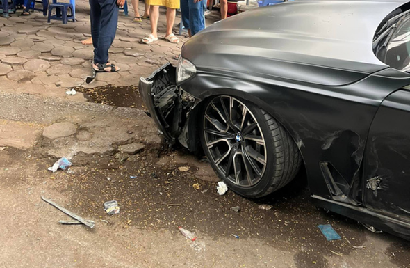 Xe Mercedes S450 mất lái, tông vào xe BMW 730Li và nhiều xe máy - Ảnh 2