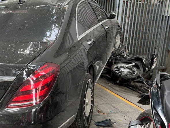 Xe Mercedes S450 mất lái, tông vào xe BMW 730Li và nhiều xe máy - Ảnh 1