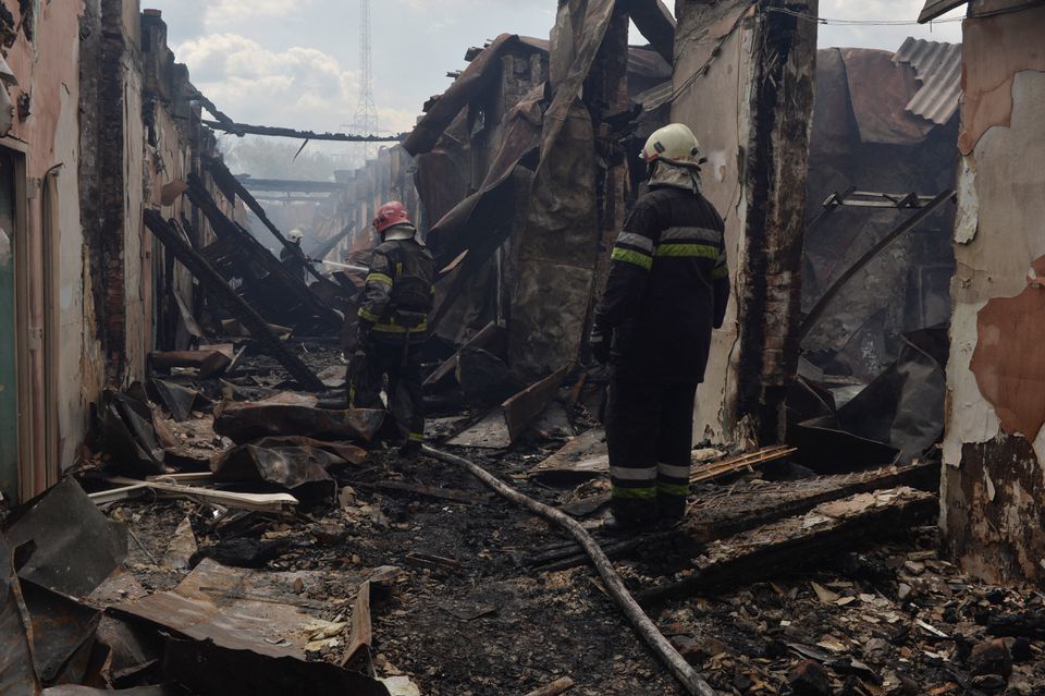 Một c&ocirc;ng tr&igrave;nh tại Ukraine bị t&ecirc;n lửa tấn c&ocirc;ng ph&aacute; hủy. Ảnh: Reuters